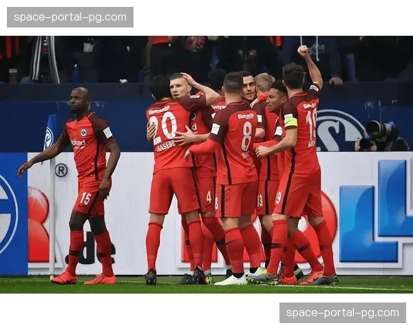 欧战资格卡位战前瞻：法兰克福与弗赖堡，谁的阵地战攻坚与转换防守更均衡？