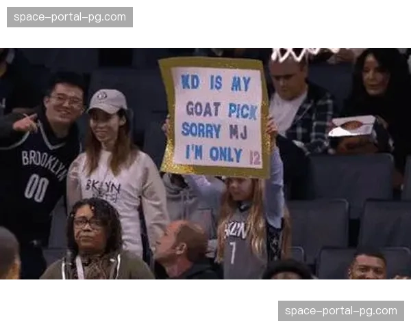 场边花絮：看台上小球迷举牌“今天是我生日”，获主场球员抛赠球衣